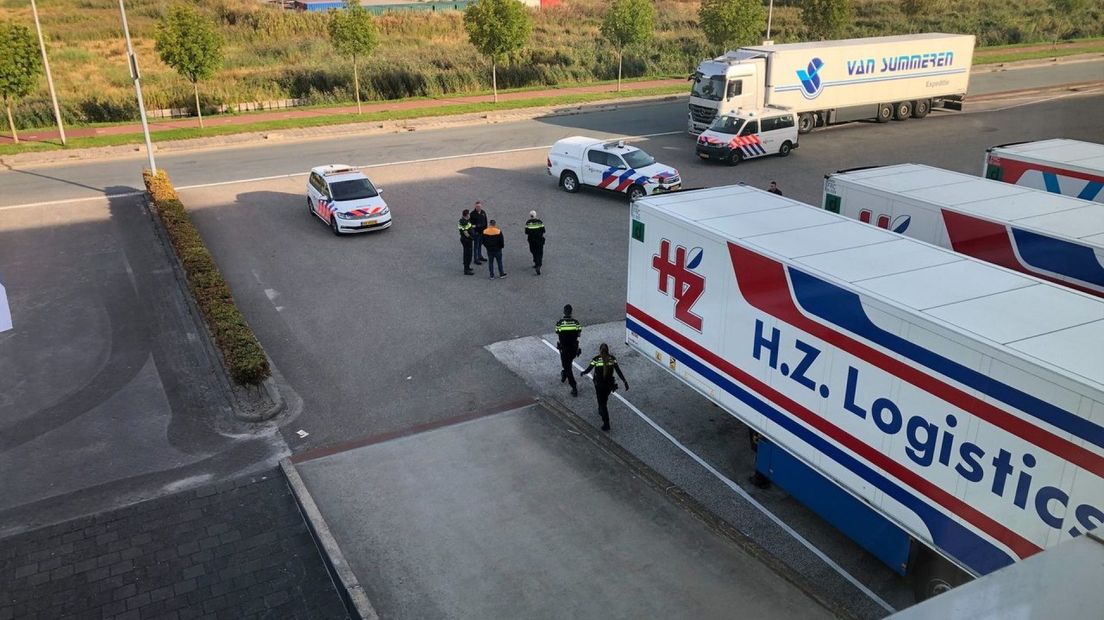 De politie heeft een groep van zes illegalen uit de palletbakken onder de vrachtwagentrailers gehaald