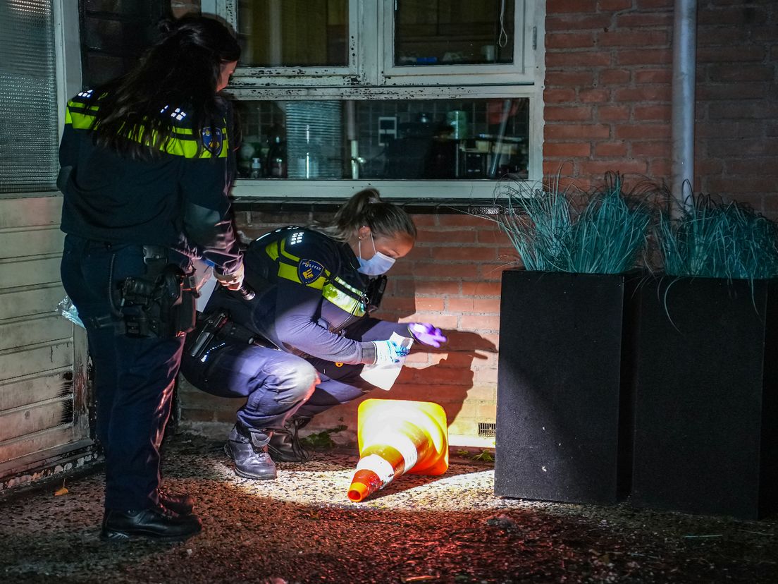 De politie doet onderzoek op het Izmirerf, waar het explosief afging.