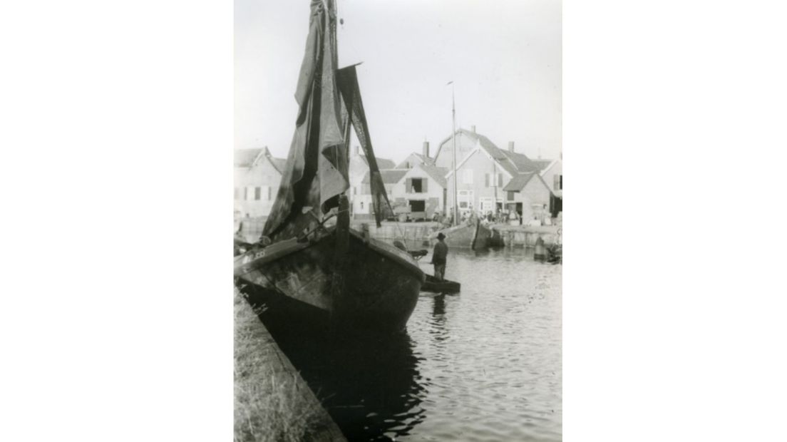 De BU55 in de haven van Spakenburg in 1945