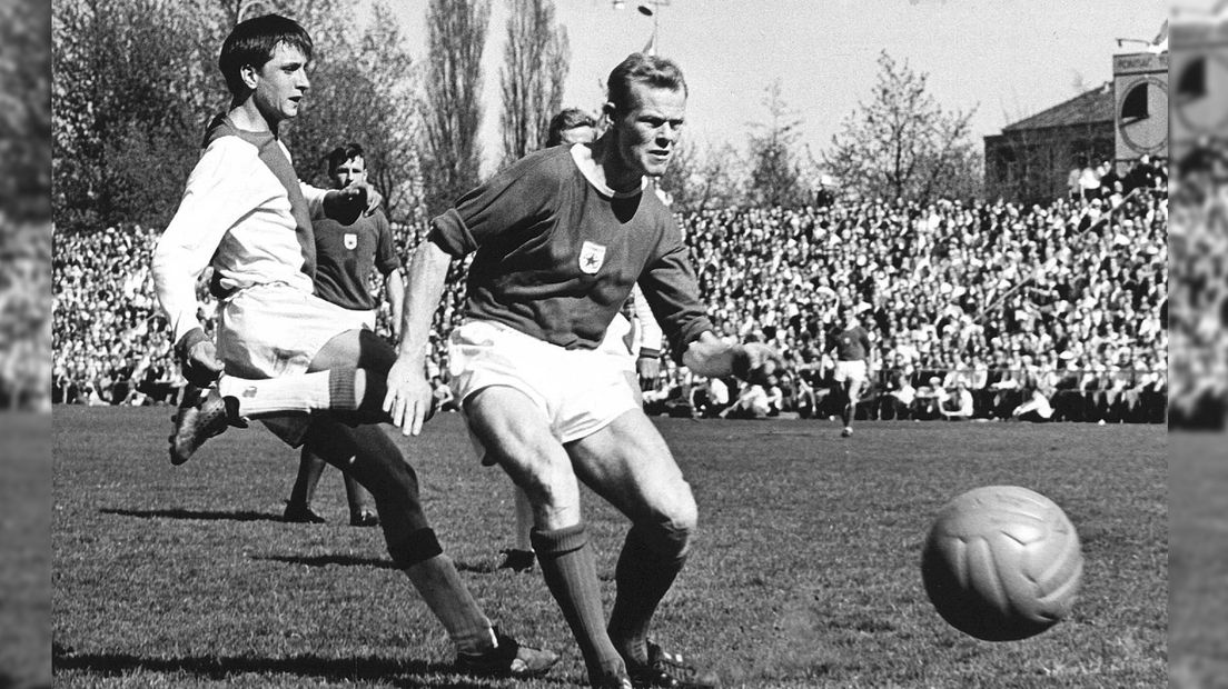 Johan Cruijff in duel met Martin Koeman in 1966, anderhalf jaar na Cruijffs debuut