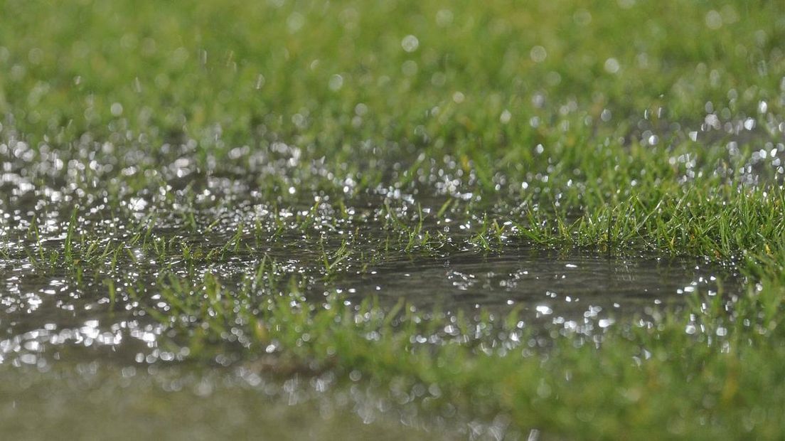 Water op een voetbalveld.