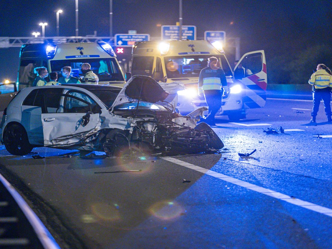 Er lagen brokstukken verspreid over zo'n 500 meter brokstukken over meerdere rijbanen.