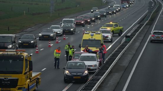Twee rijbanen A28 dicht na ongeluk tussen Hoogeveen en Staphorst. Twee rijbanen A28 dicht na ongeluk tussen Hoogeveen en Staphorst.