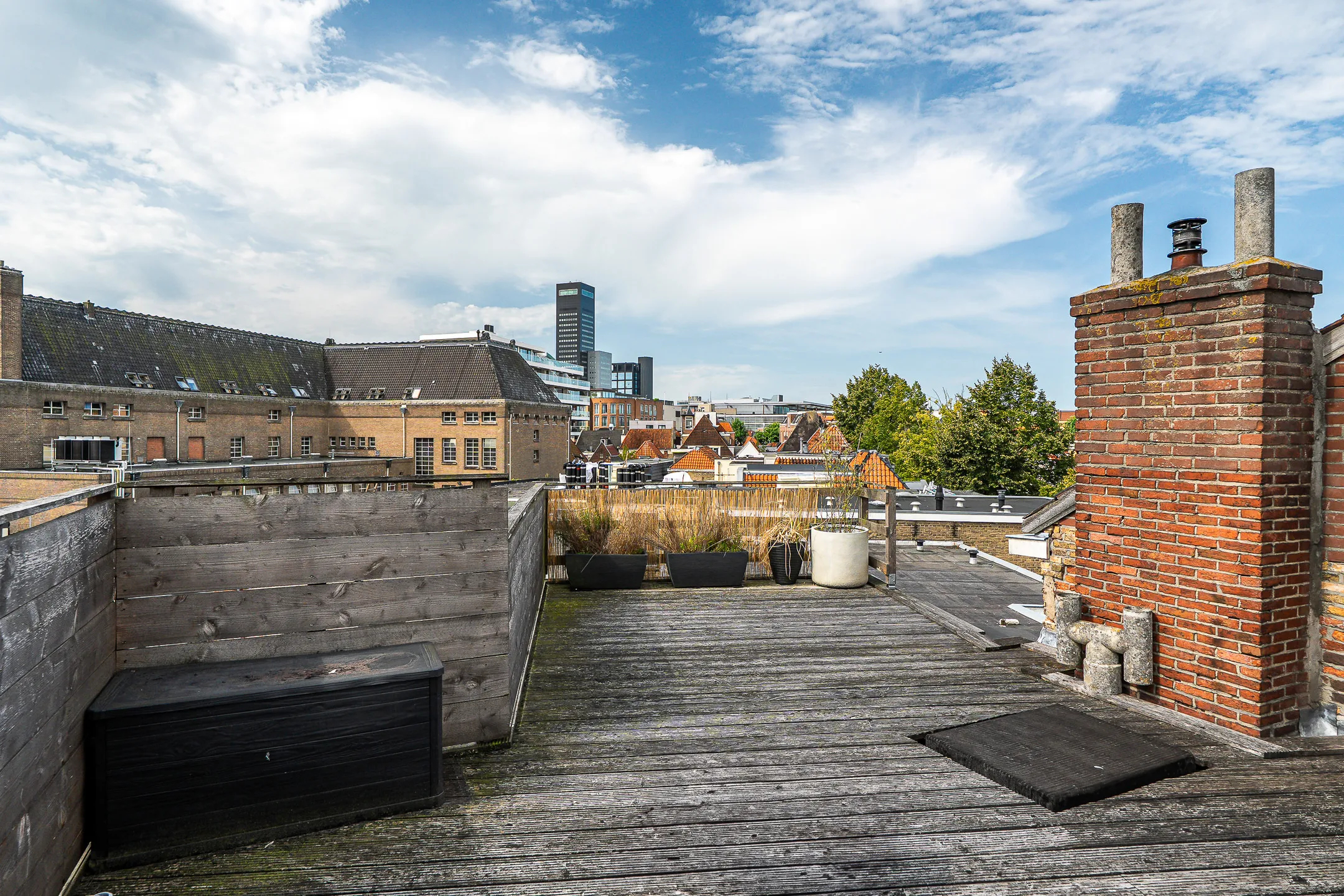Vanaf het dakterras kijk je over de stad heen