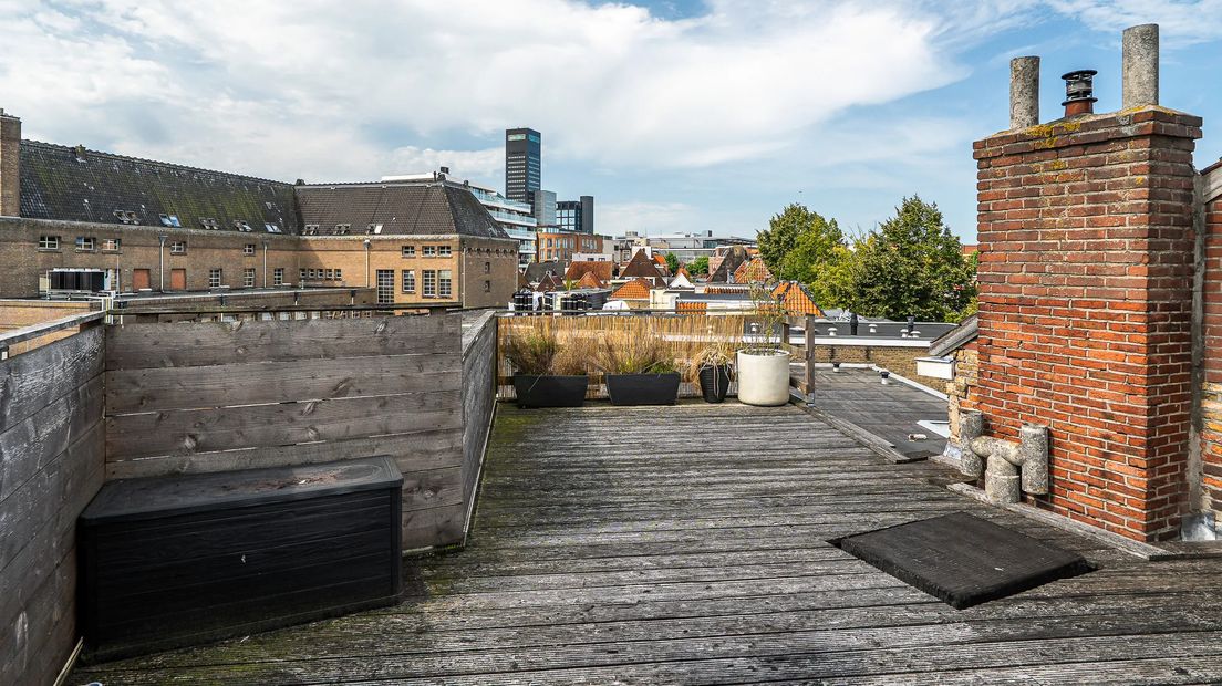 Vanaf het dakterras kijk je over de stad heen