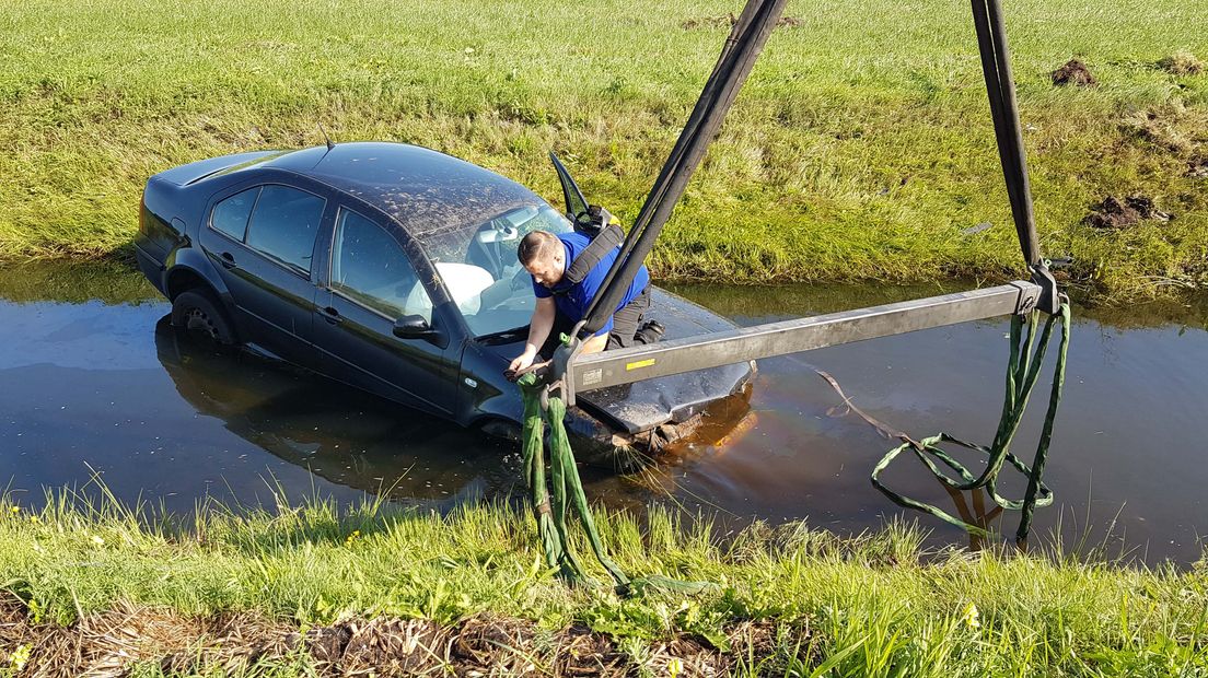 Een bergingsbedrijf heeft de auto uit het water getakeld (Rechten: Persbureau Meter)