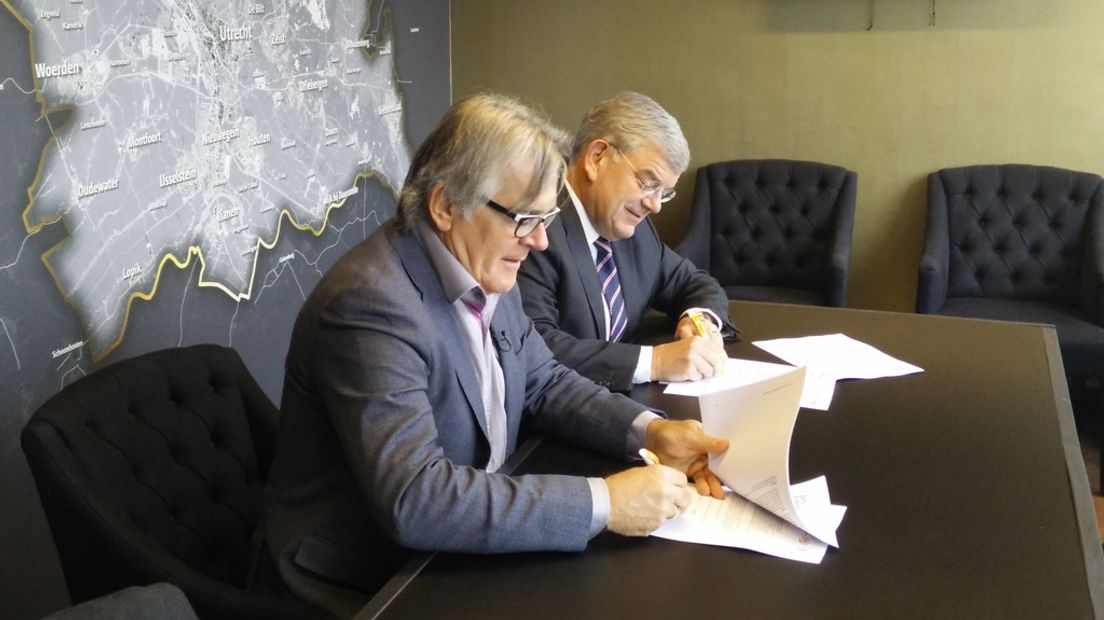 RTV Utrechtdirecteur Paul van der Lugt en burgemeester Jan van Zanen ondertekenen het convenant.