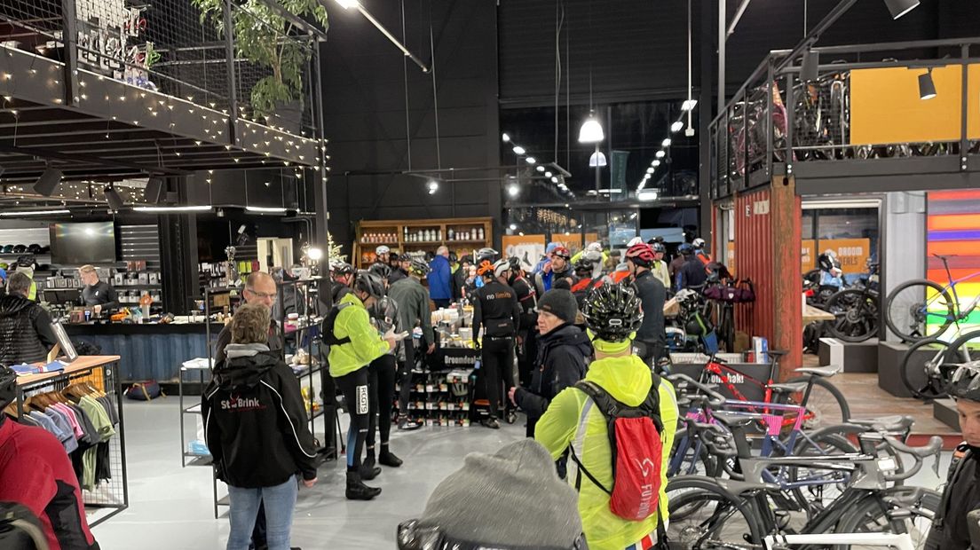 Deelnemers melden zich in fietsenzaak Velodroom.