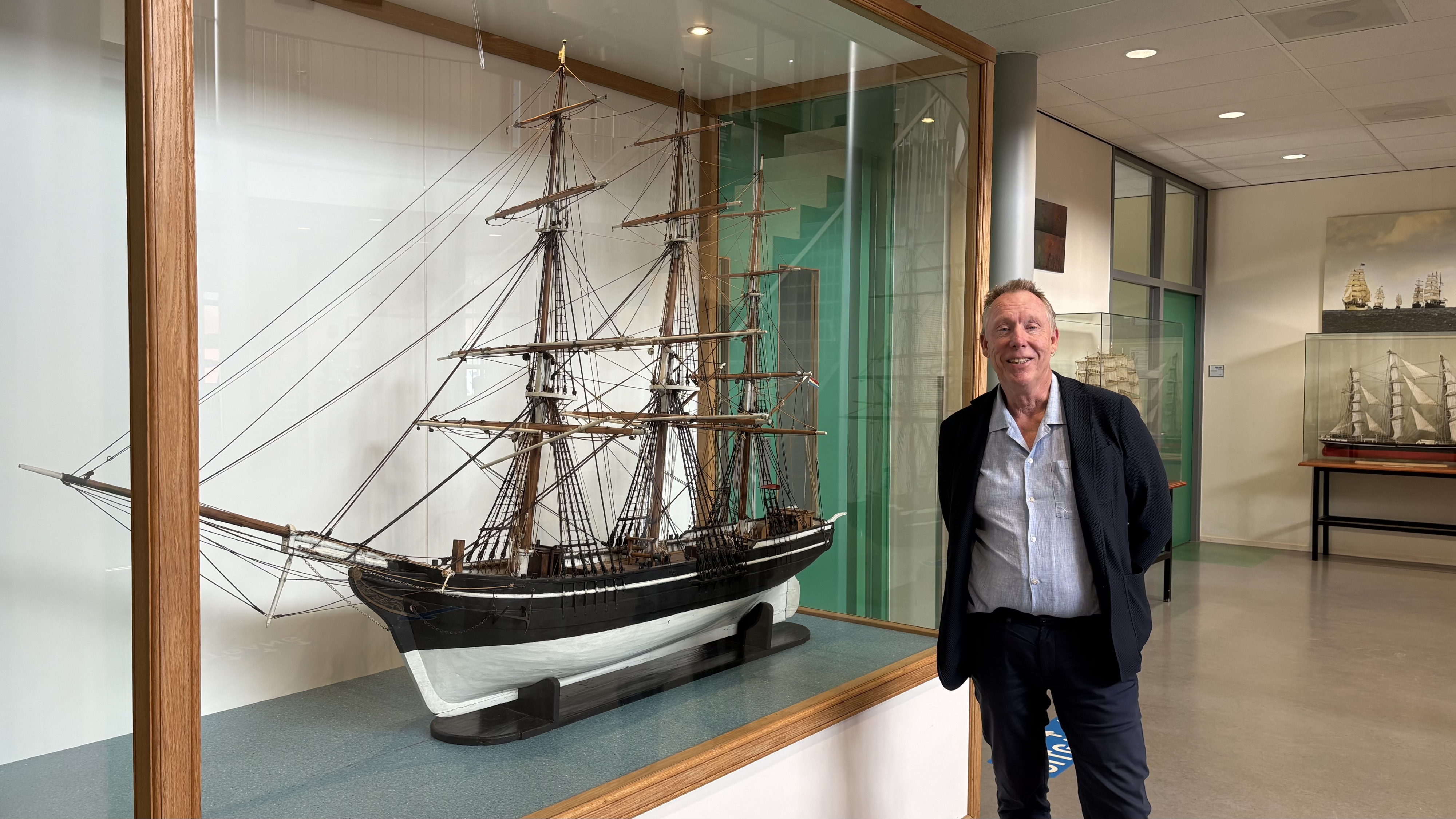 Arjen Mintjes yn de hal fan de Maritime Akademy