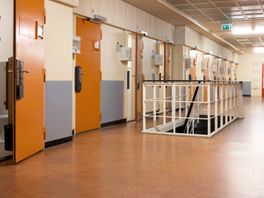 Verliefde gevangenisbewaarder lekt geheimen aan gevangene in Veenhuizen