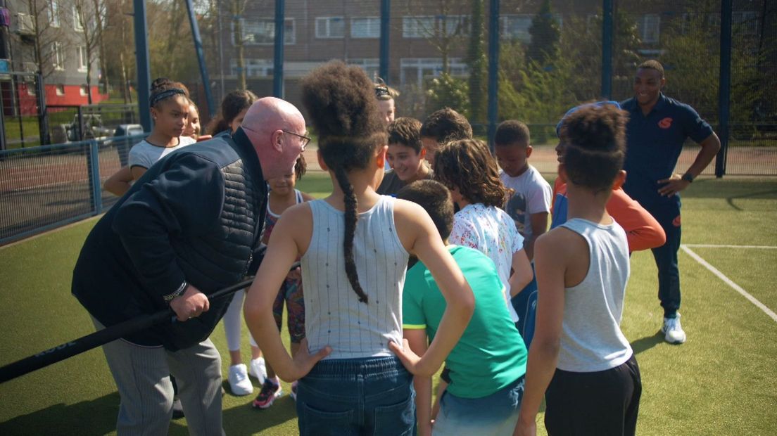 Fred Zuiderwijk tussen de sportende jeugd uit Laak