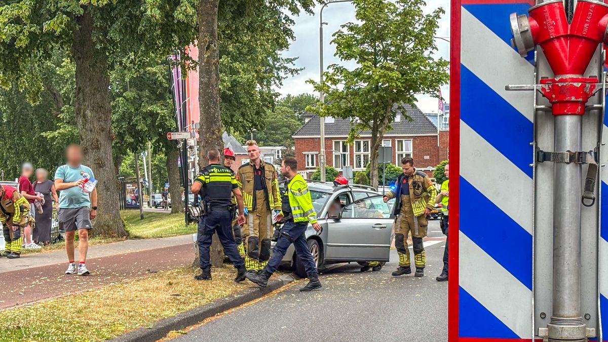 Auto rijdt tegen boom in Leeuwarden, twee inzittenden behandeld