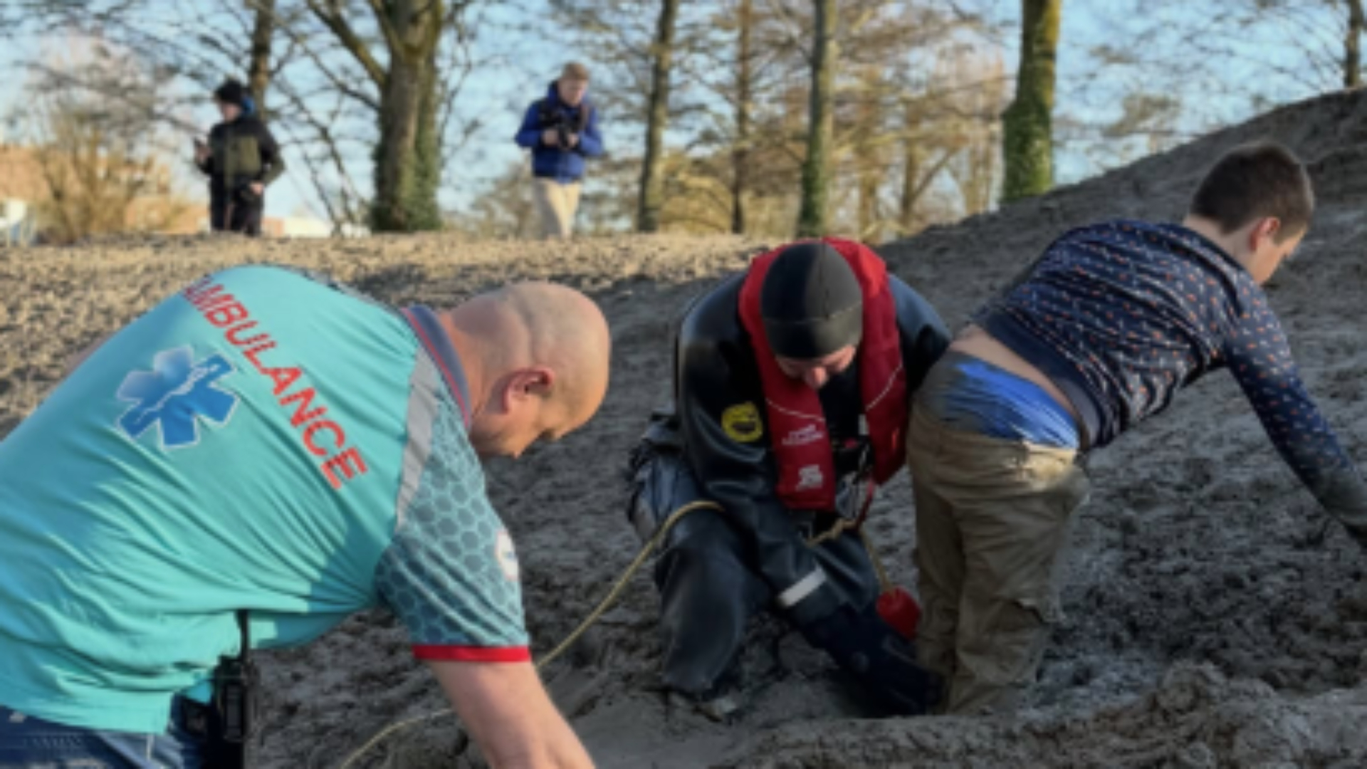 De jongen zat tot aan zijn knieën in de modder.