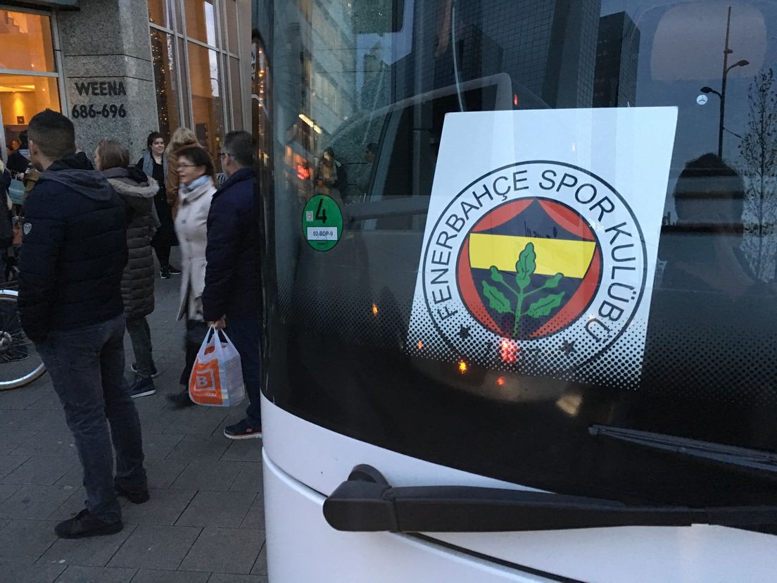 Fenerbahçe-fans juichen hun ploeg toe bij het hotel.