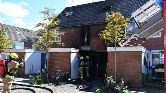 Flinke brand verwoest schuur en slaat over naar woningen in Vlissingen