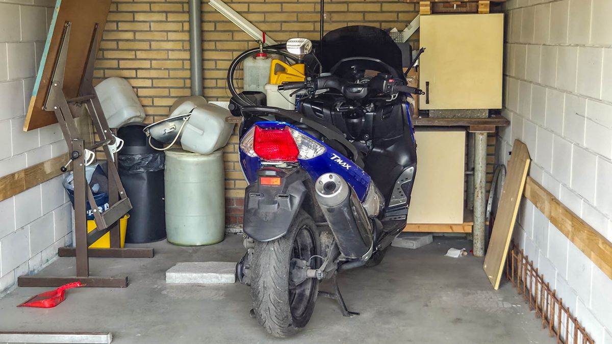 VIDEO: Mogelijke vluchtscooter gevonden in garagebox na plofkraak