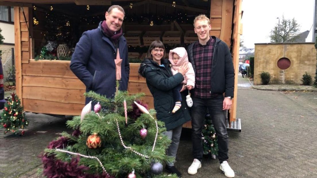 Erik brengt een kerstboom aan Jet.