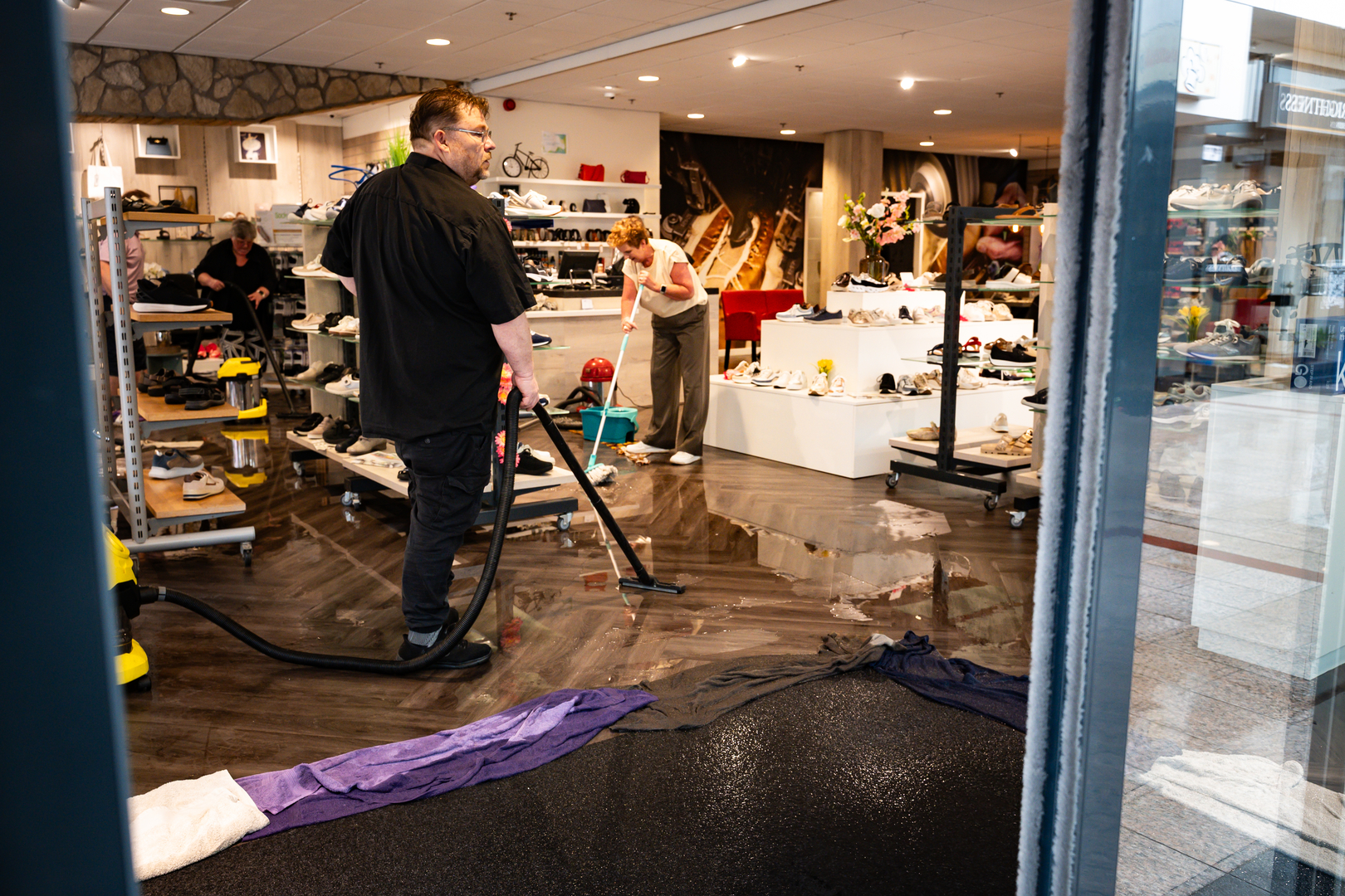 Bij Rutten Schoenen is hard gewerkt om het water weg te krijgen, links achterin Jannie.