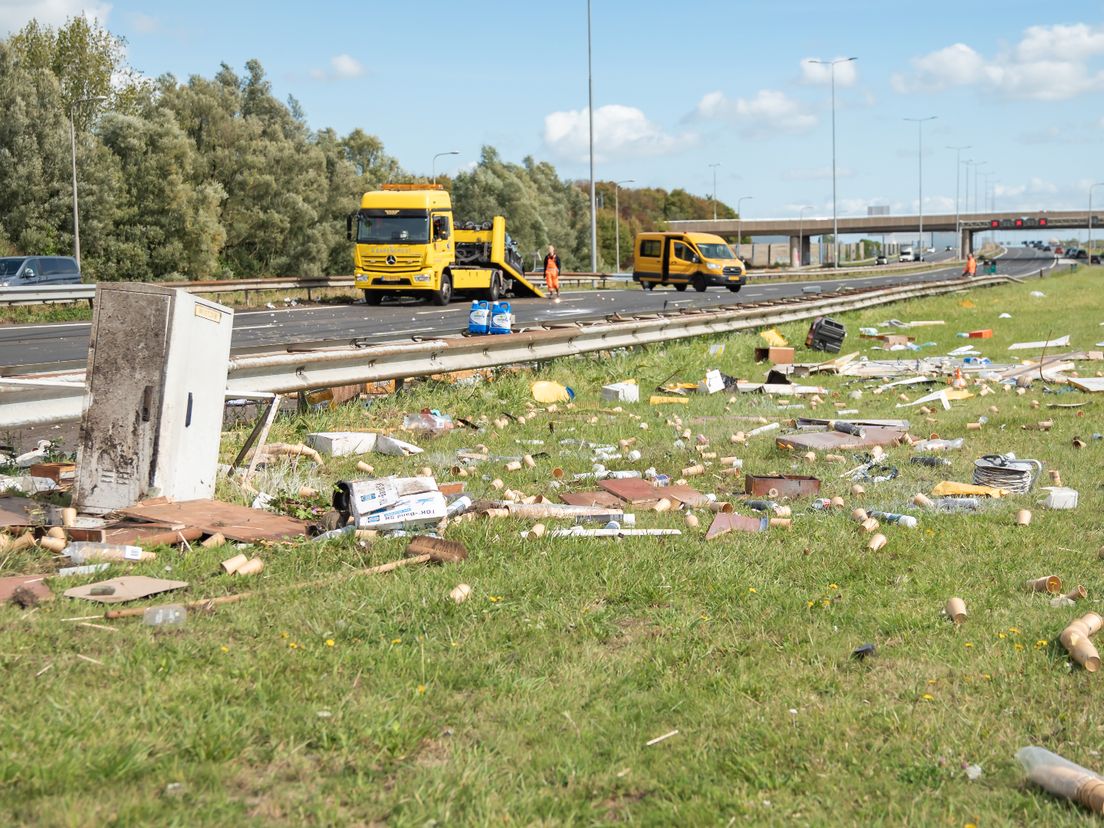 Bestuurder raakt onwel en richt ravage aan op A15.