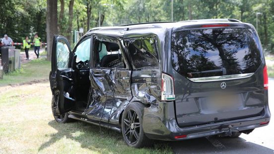 Busje en pick-up betrokken bij harde botsing