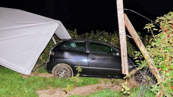 Automobilist richt ravage aan en neemt daarna de benen