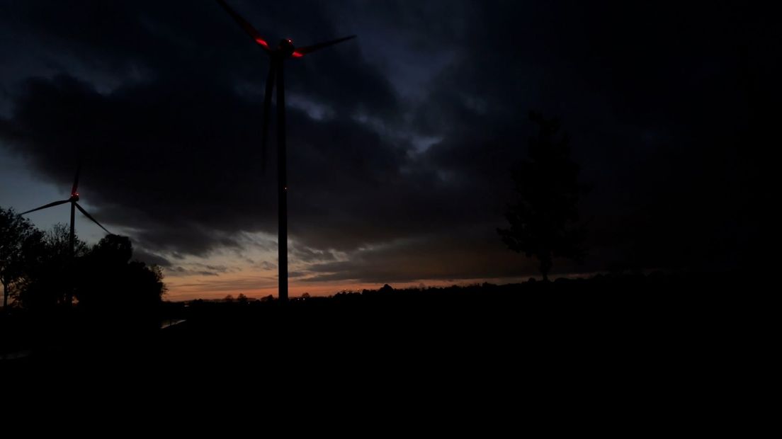 Rode lampen op windmolens Angerlo