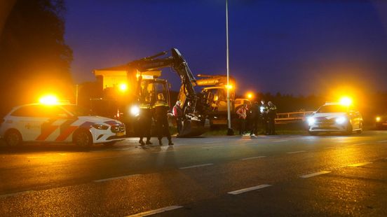 Fietser ontsnapt ternauwernood bij aanrijding met graafmachine