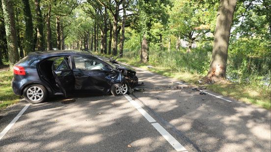 Auto rijdt tegen boom, bestuurder naar het ziekenhuis