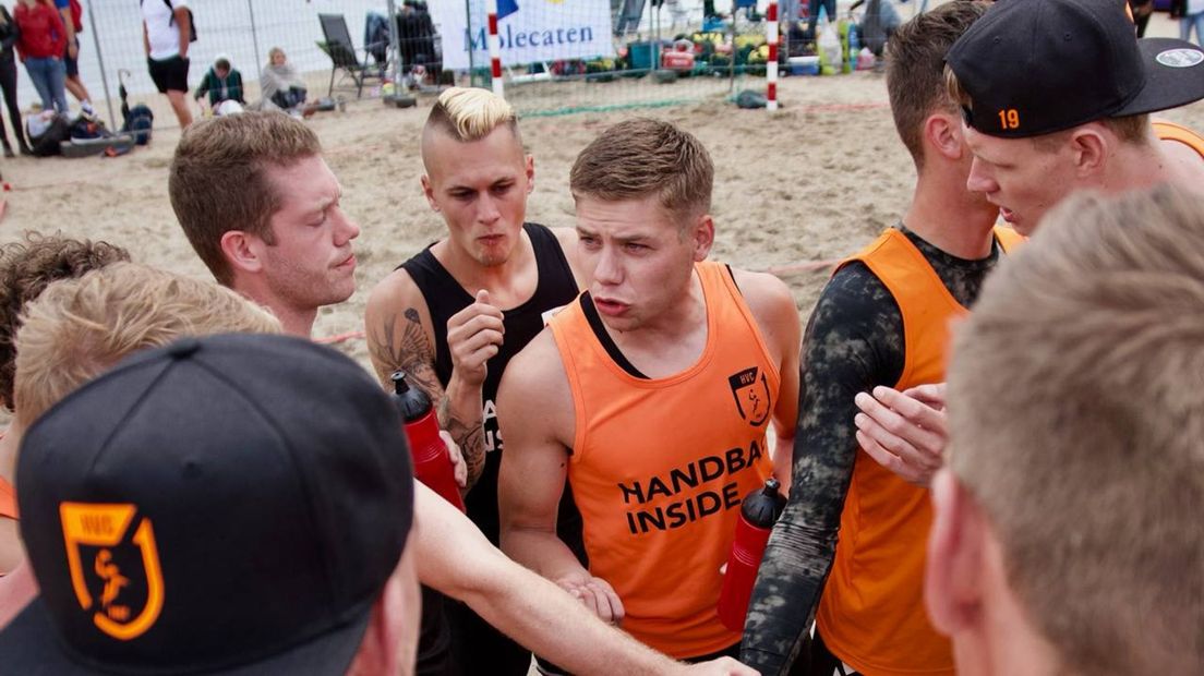 Beachhandballer Stijn Steenhuis te midden van zijn teamgenoten