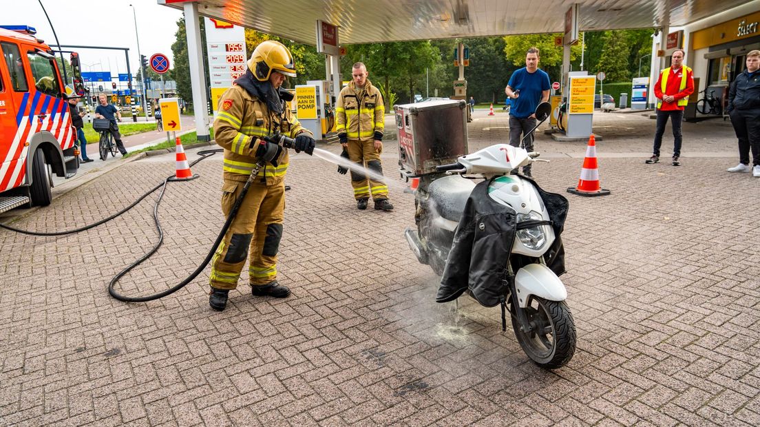 De brandweer verrichtte een nacontrole bij het tankstation.