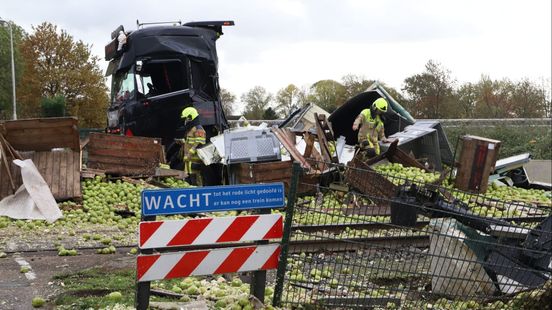Vijf gewonden bij botsing vrachtwagen en trein