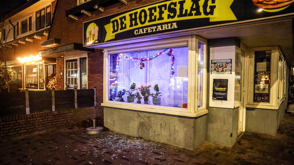 Steen door ruit van cafetaria in Amersfoort
