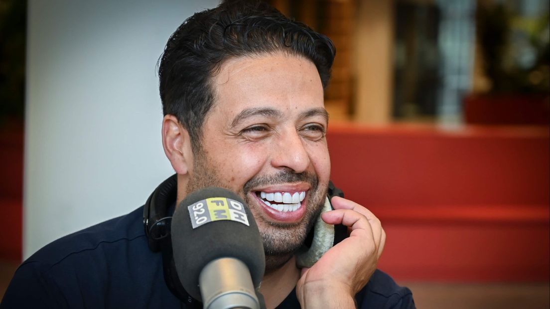 Janah in de studio van Den Haag FM