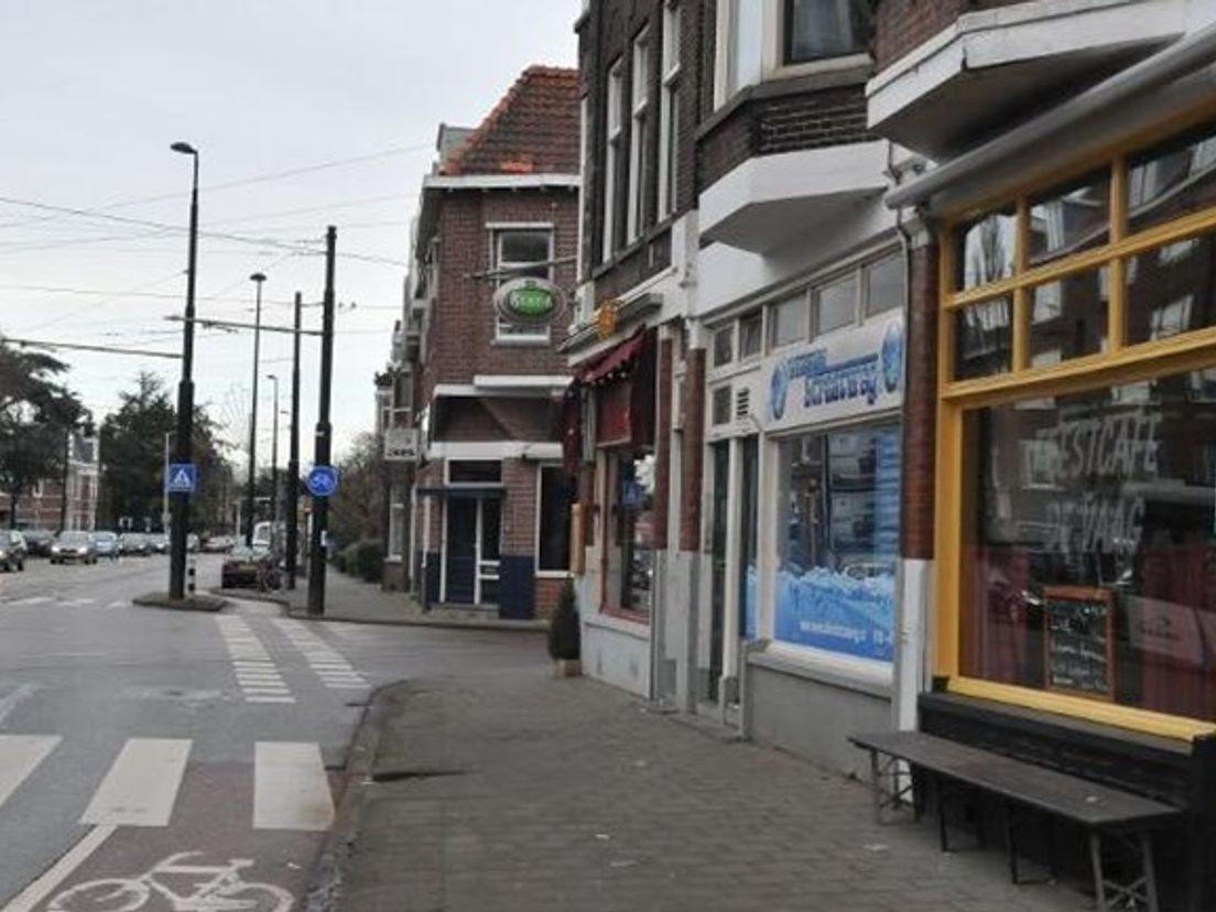 Het café aan de Straatweg (rechts).