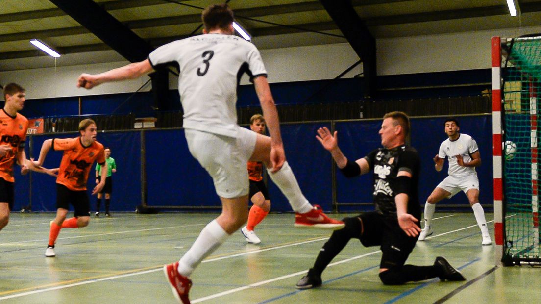 De vertrekkende Stan van der Wal scoort het voorlaatste doelpunt van Leekster Eagles