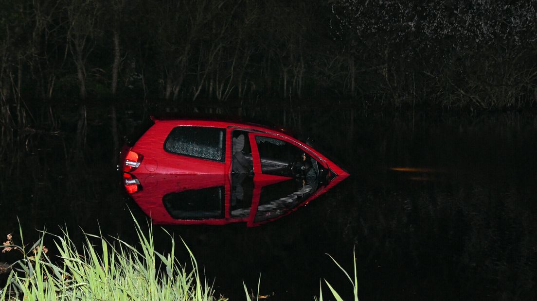De auto reed vanaf het parkeerterrein het water in