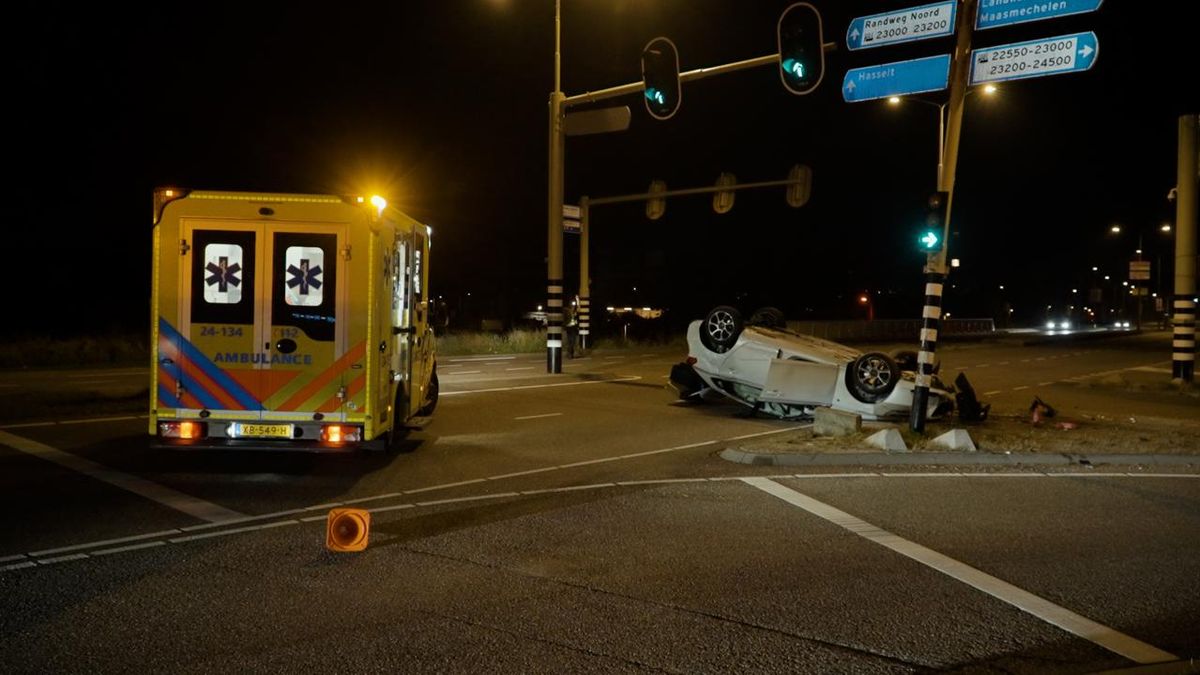 Auto belandt op zijn dak in Maastricht