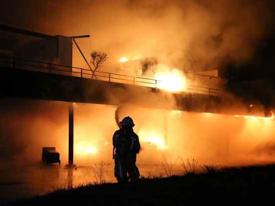 Grote brand in centrum Hoogeveen: acht woningen ontruimd