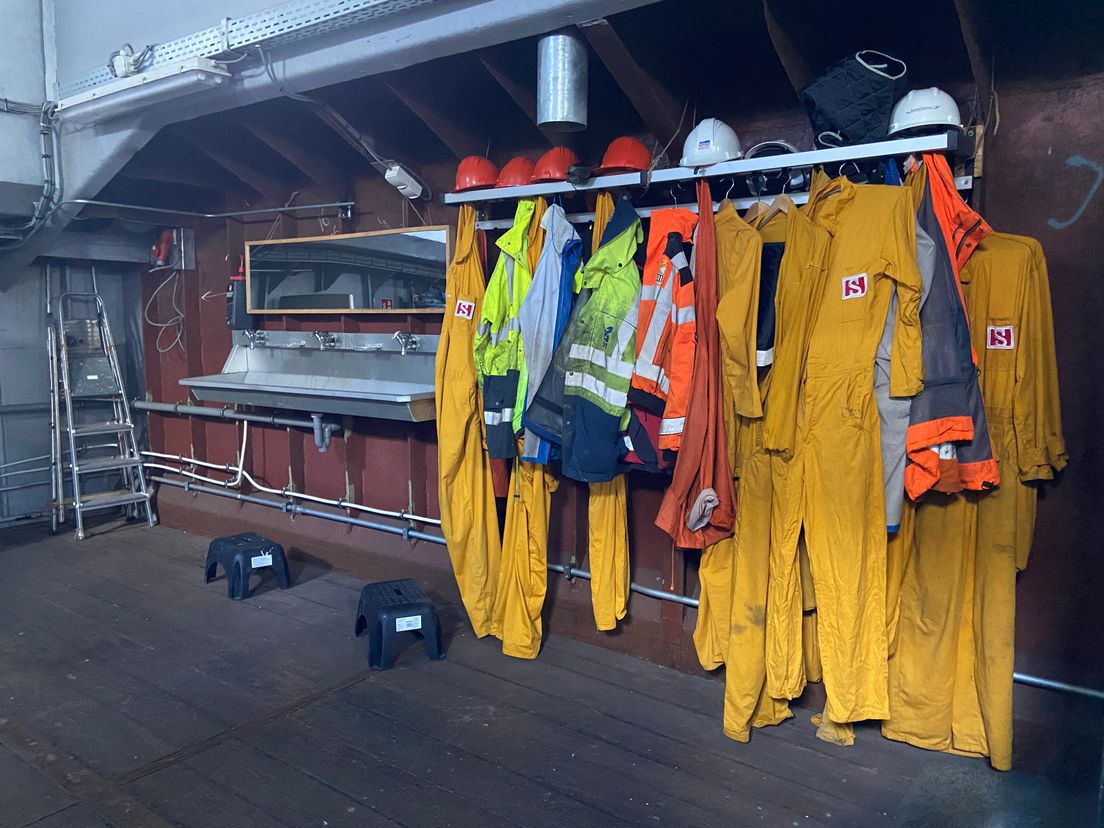 De leerlingen werken en slapen een paar maanden aan boord van het schip en gaan daarna op stage