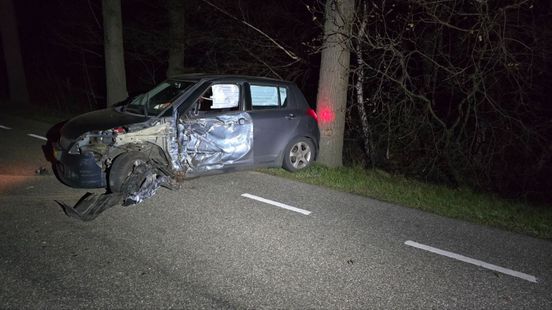 Aanrijding trekker • auto van de weg. Aanrijding trekker • auto van de weg.