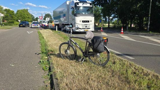 Vrachtwagen schept fietser op oversteekplaats