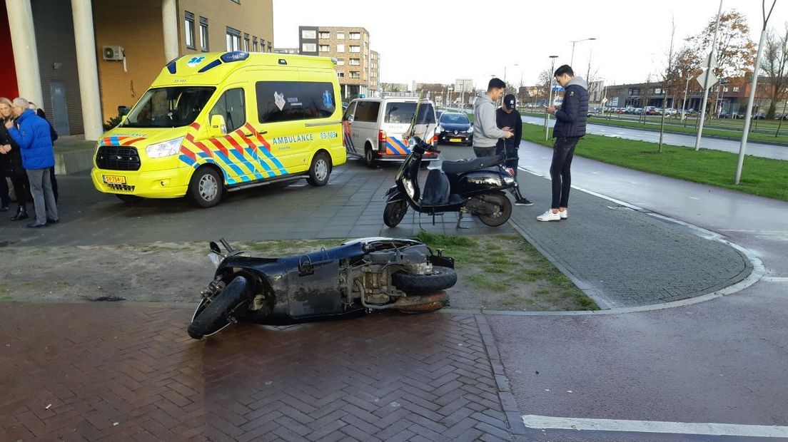 Het ongeluk met de scooters gebeurde bij de Industrieweg (Rechten: Van Oost Media)