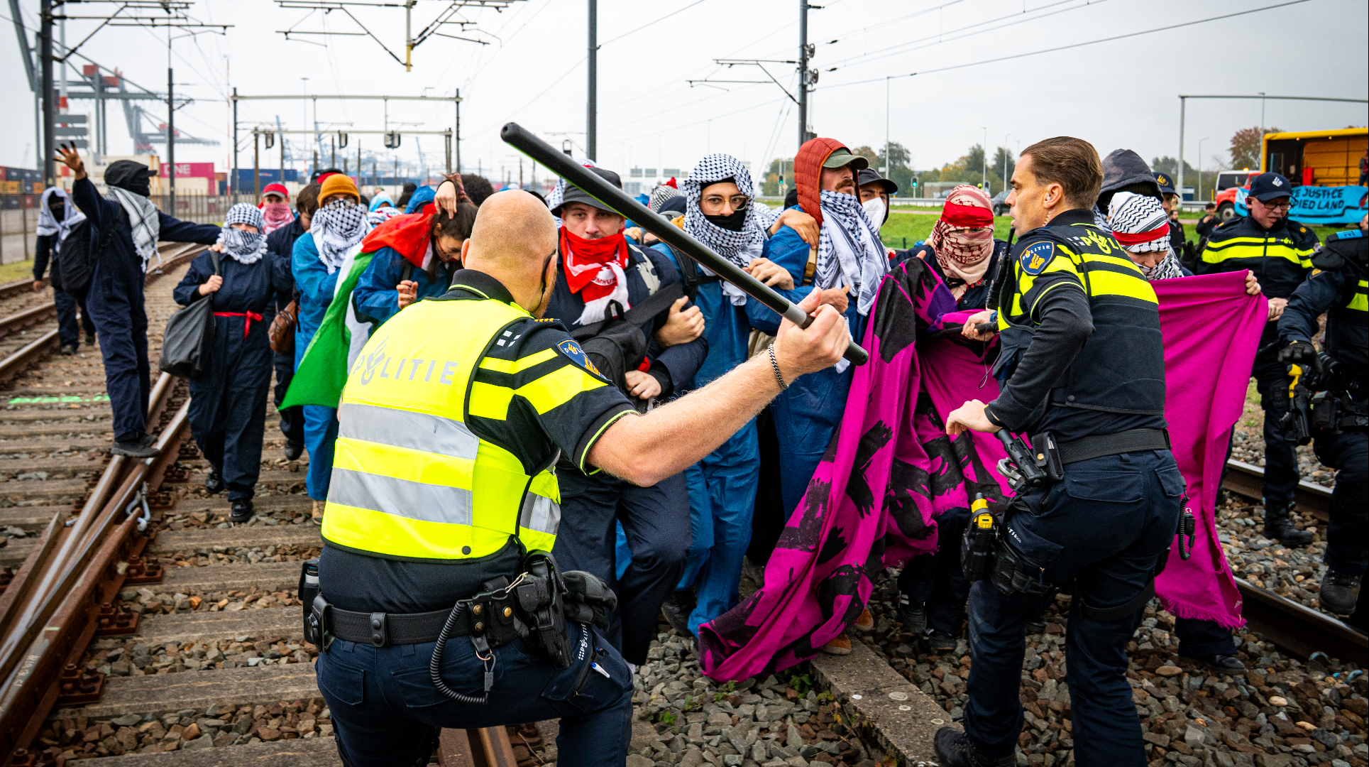 De politie grijpt hardhandig in