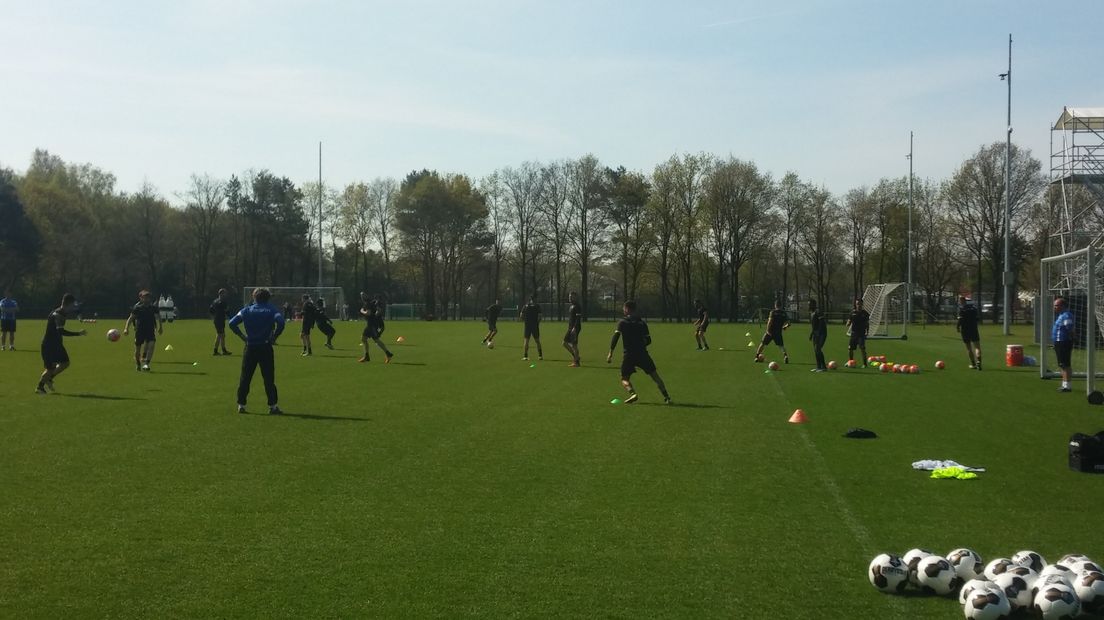 Vitesse vecht zondag voor zijn laatste kans om het seizoen nog te redden. De Arnhemse club speelt in Enschede tegen FC Twente en is afhankelijk van anderen in de strijd om de play-offs.