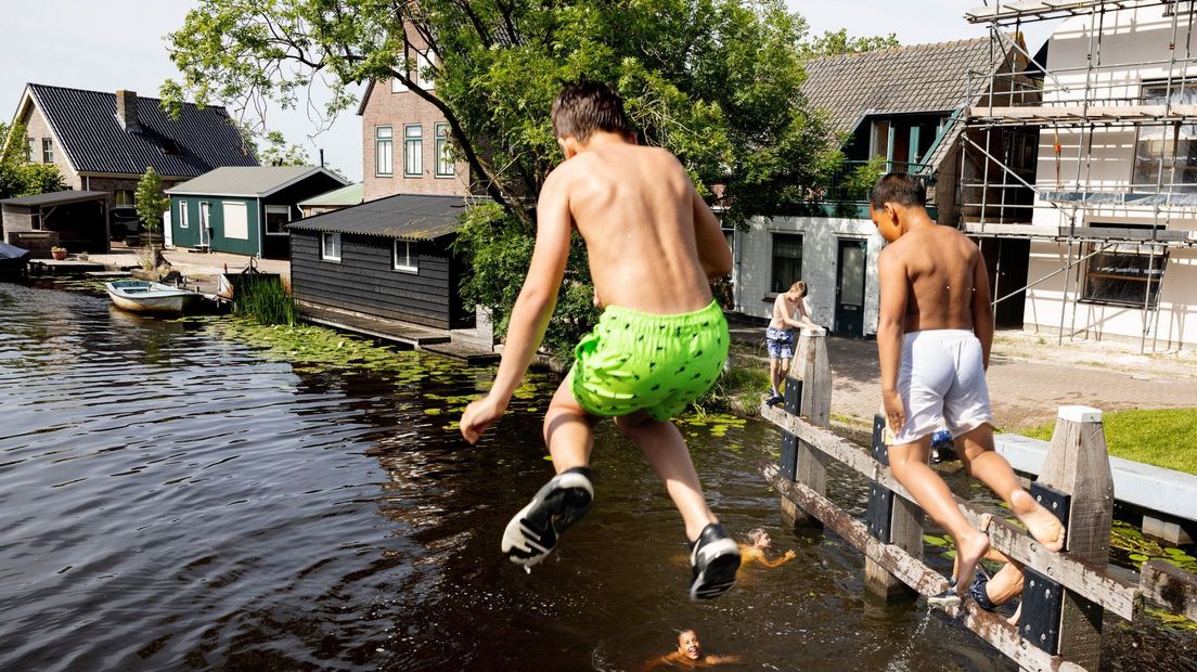 Van een brug in het water springen kan een boete opleveren