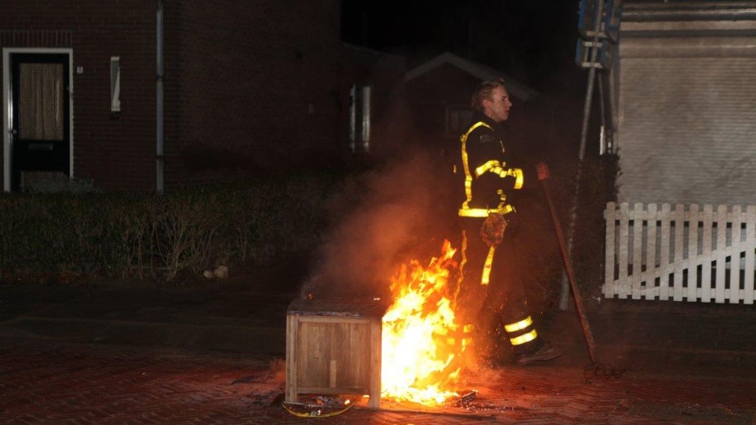 De brandweer moest in de nacht van zaterdag op zondag uitrukken vanwege een vuur op straat in Waardenburg.