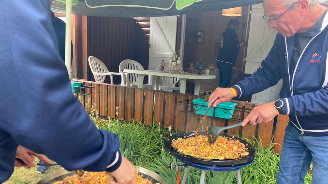 Een gezamenlijk buffet tijdens de jaarlijkse pasta-party van Team PA