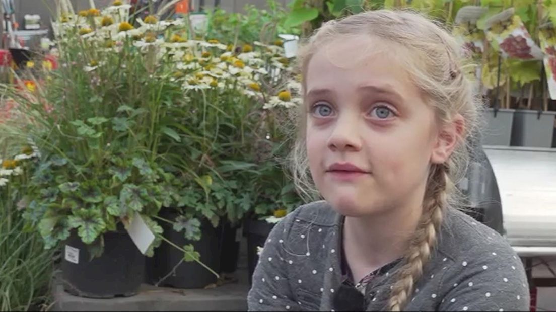 Vriendinnen van zeven jaar kopen bloemen voor eenzame ouderen in Zwolle