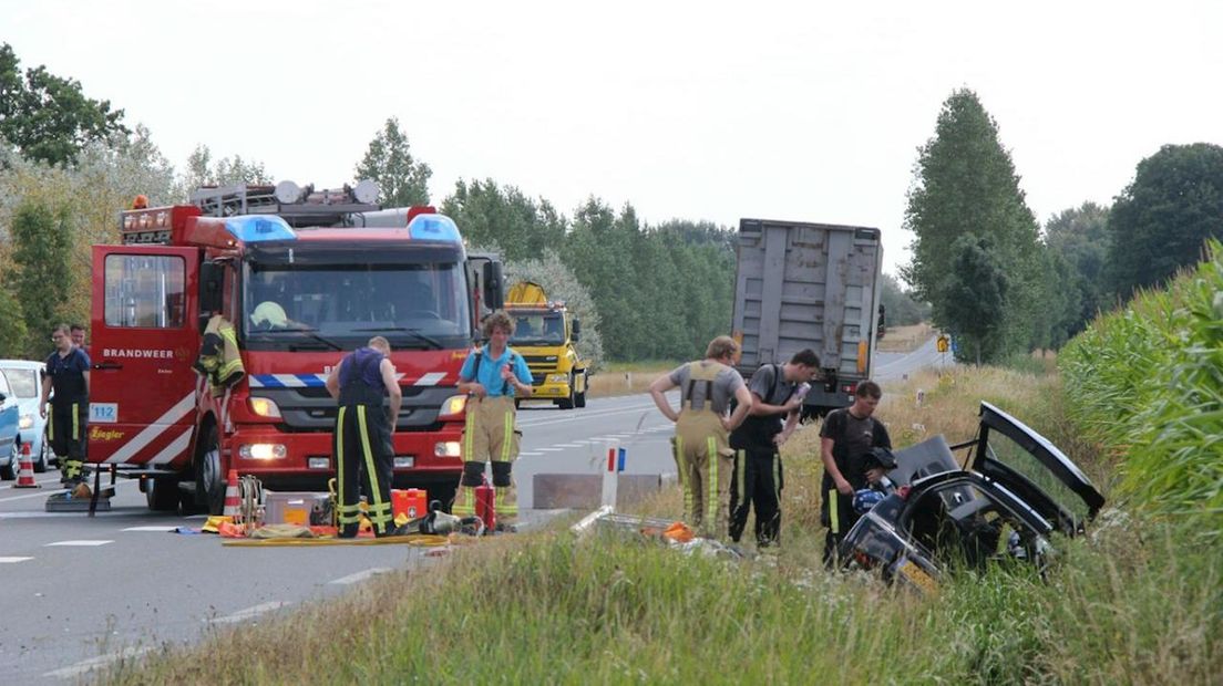 N347 bij Enter dicht na ongeluk, persoon met spoed naar ziekenhuis