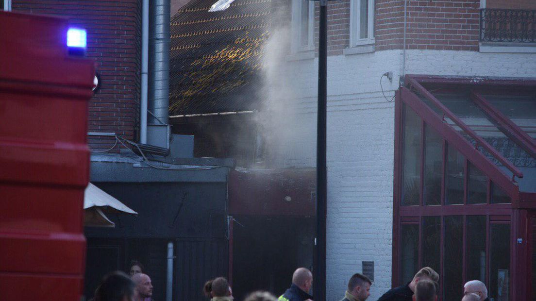 Er komt rook uit een deuropenining (Rechten: De Vries Media)